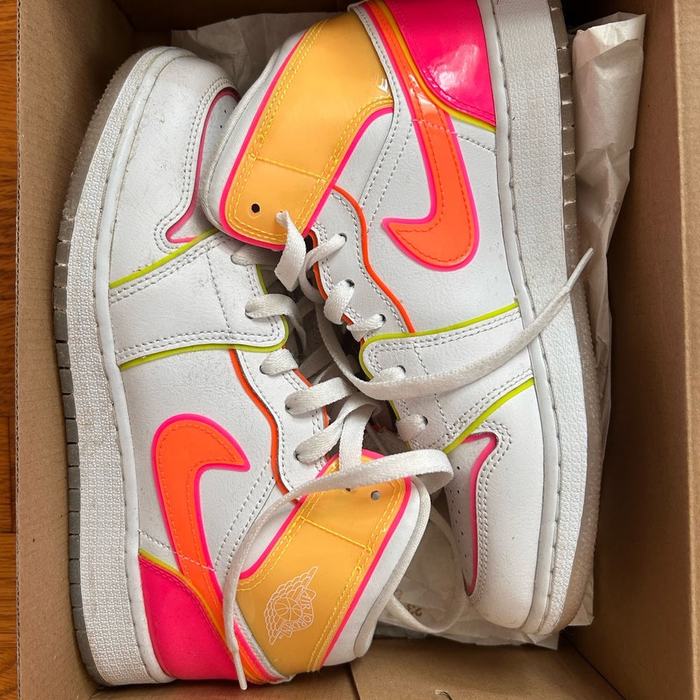 Jordan 1 Mid Edge Glow